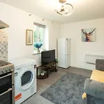 Cozy Retreat Near Heathrow Airport