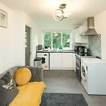Cozy Retreat Near Heathrow Airport