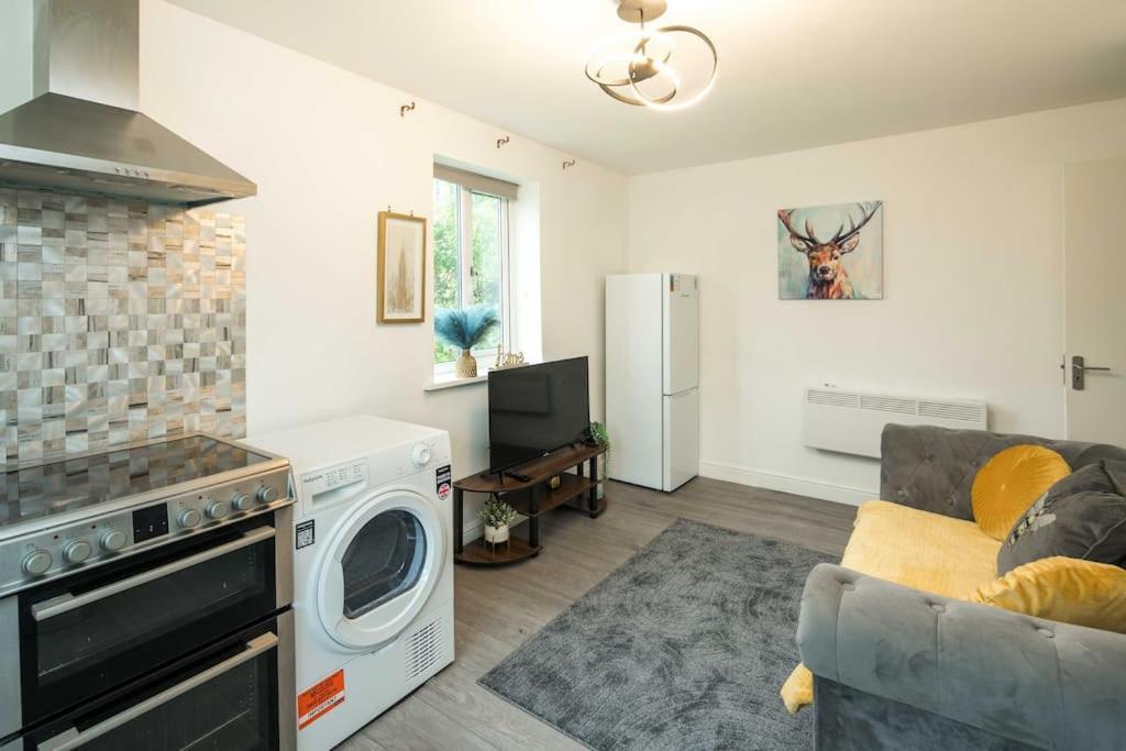 Cozy Retreat Near Heathrow Airport * Feltham