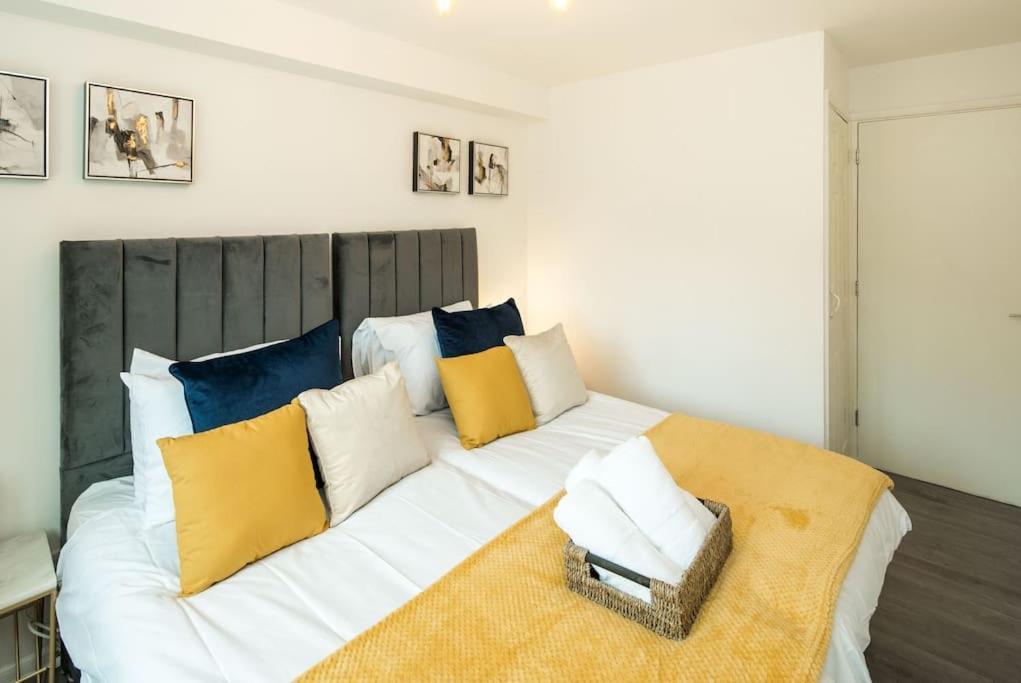 Cozy Retreat Near Heathrow Airport Apartment Feltham