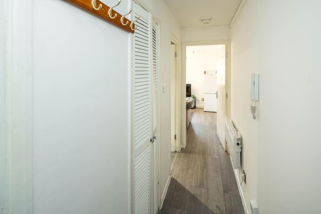 Cozy Retreat Near Heathrow Airport *
