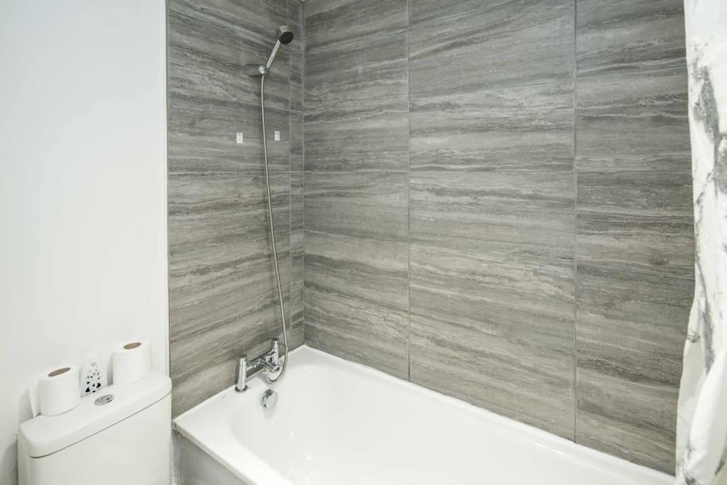 Cozy Retreat Near Heathrow Airport *