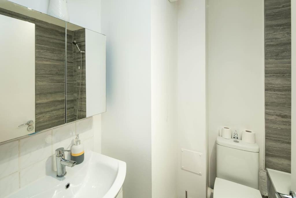 Cozy Retreat Near Heathrow Airport * Feltham